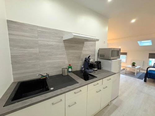 Kuchyň nebo kuchyňský kout v ubytování L'Écrin Signature, Studio élégant en centre-ville