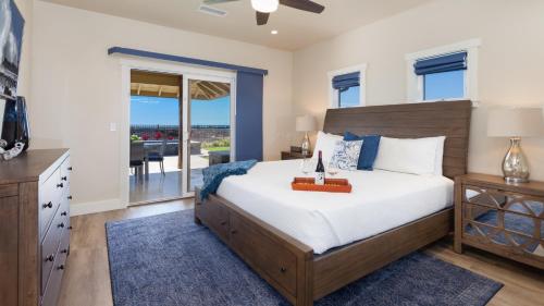 Ένα ή περισσότερα κρεβάτια σε δωμάτιο στο SPARKLING WATERS Sparkling 4BR Ainamalu Private Home with Heated Pool