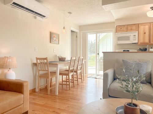 een keuken en woonkamer met een tafel en stoelen bij Paradise Creek Cottage in Moscow