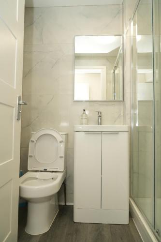 Et badeværelse på Modern holiday house near Heathrow