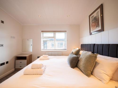 En eller flere senge i et værelse på Modern lodge on golf course with spa facilities