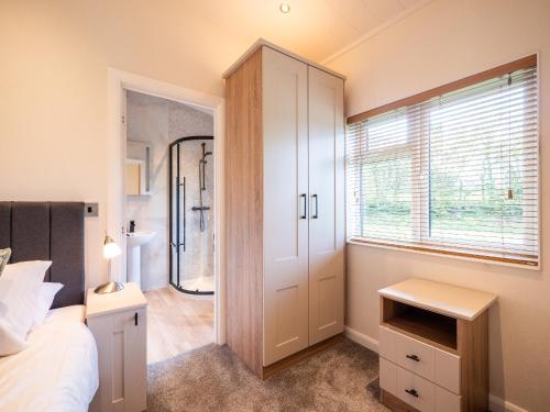 Et badeværelse på Modern lodge on golf course with spa facilities