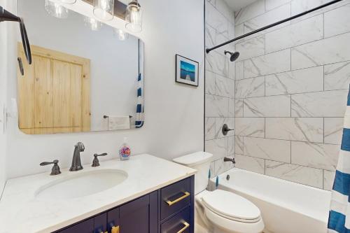 麦克亨利Wind in the Trees的带水槽、马桶和淋浴的浴室