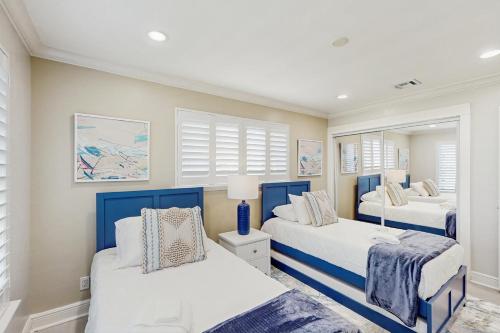 帕诺滩Dockside at 221的房间里有两张床和两面镜子