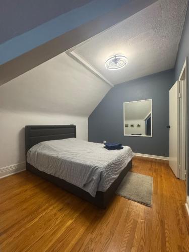 Ảnh trong thư viện ảnh của 2 Bdr separate upper unit with Parking, Balcony, WIFI and Fireplace ở Toronto