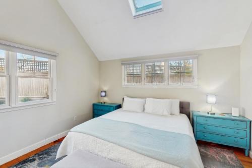 Giường trong phòng chung tại Wraparound Hideaway