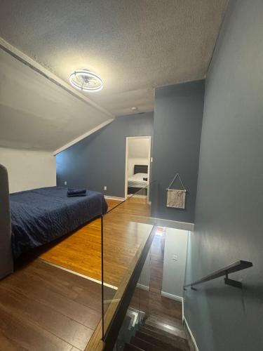 Ένα ή περισσότερα κρεβάτια σε δωμάτιο στο 2 Bdr separate upper unit with Parking, Balcony, WIFI and Fireplace