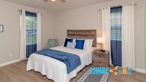 Ένα ή περισσότερα κρεβάτια σε δωμάτιο στο Chic & Spacious 3BR2BA Home in Pecan Lake