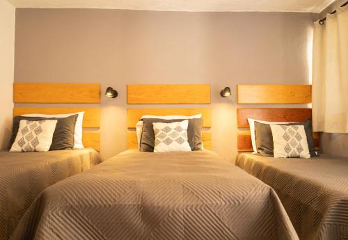 Una cama o camas en una habitación de Hotel bugambilias