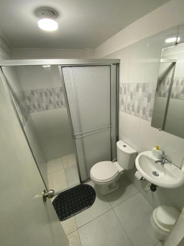 Ένα μπάνιο στο Habitación cerca al aeropuerto 1