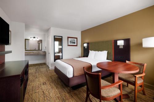 Postel nebo postele na pokoji v ubytování Best Western Discovery Inn