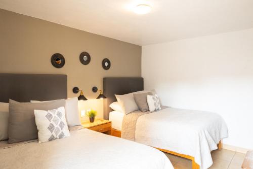 سرير أو أسرّة في غرفة في Hotel bugambilias