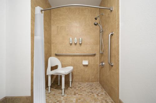 Koupelna v ubytování Best Western Discovery Inn