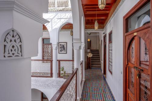 ein Flur eines Hauses mit einer Holztür in der Unterkunft Riad du Rabbin in Marrakesch