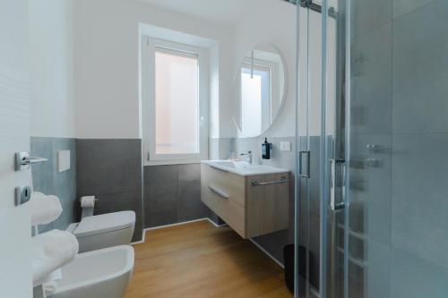 een badkamer met een toilet, een wastafel en een douche bij Blue chic Suite CentroBergamo in Bergamo