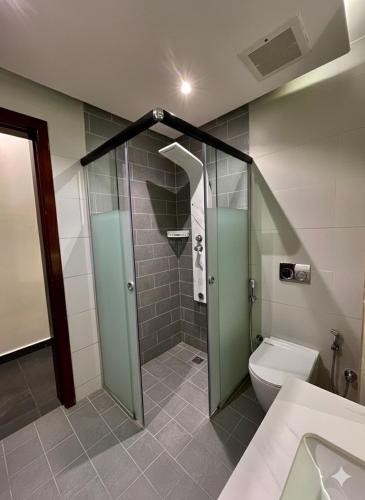a bathroom with a shower and a toilet at درة العروس - فن بيتش in Durat Alarous