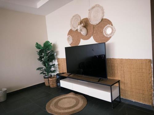 Μια τηλεόραση ή/και κέντρο ψυχαγωγίας στο درة العروس فن بيتش