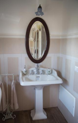 a bathroom with a sink and a mirror at Don Carlo Agriturismo di Charme Bio in Le Pioppe