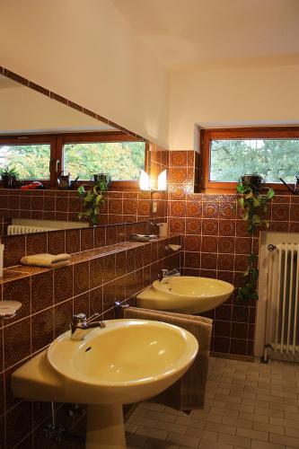 a bathroom with two sinks and two windows at PRIMA Quartier in Lastrup