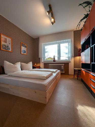 a bedroom with a large bed and a window at PRIMA Quartier in Lastrup