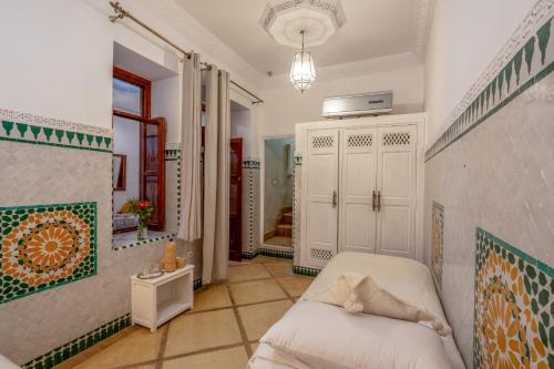 ein Wohnzimmer mit einer weißen Couch in einem Zimmer in der Unterkunft Riad du Rabbin in Marrakesch