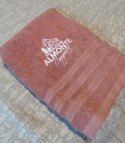 een rood kleed met tekst erop op de vloer bij Almonte Glamping in Guarne