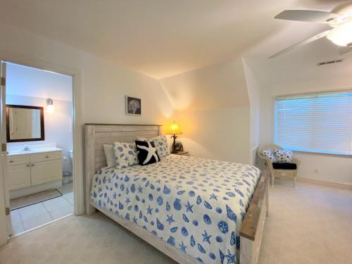 Un dormitorio con una cama, una cómoda y un televisor. en Lookout Point, en Edisto