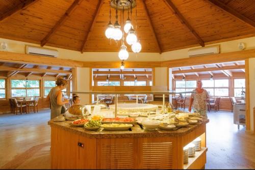 キラリにあるOdile Hotel Çıralıの台所に立つ人々