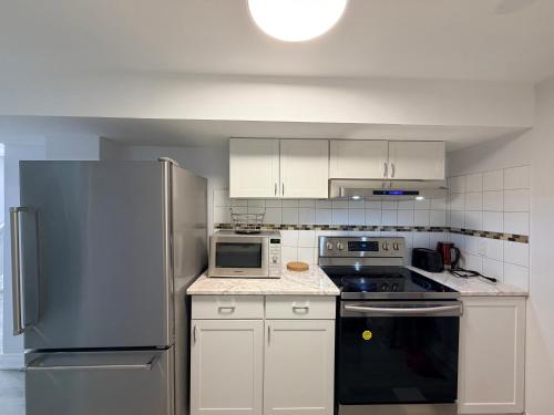 Køkken eller tekøkken på Modern Cozy Basement Suite Free Parking