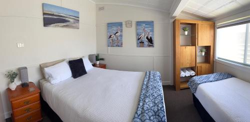 Ένα ή περισσότερα κρεβάτια σε δωμάτιο στο The Waterfront Cottage