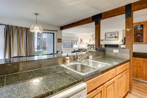 Kuchyň nebo kuchyňský kout v ubytování Ketchum Condo with Deck Less Than 1 Mi to Sun Valley Resort!