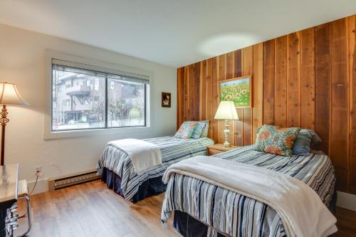 Postel nebo postele na pokoji v ubytování Ketchum Condo with Deck Less Than 1 Mi to Sun Valley Resort!