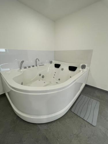 梅萨涅Suite La Madonnina的客房内的白色浴缸