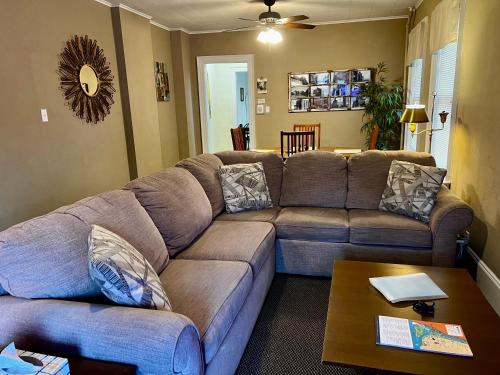 尼亚加拉瀑布Great Gorge Guesthouse - Walk to the Falls, the Casino and all Downtown Restaurants - Across from the Aquarium的客厅里有一张沙发和一张桌子。