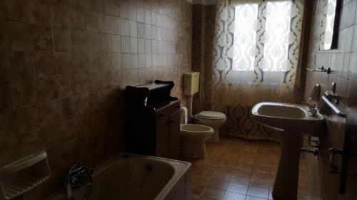 ジャッレにあるTra L'Etna e il Mareのバスルーム(トイレ、洗面台、バスタブ付)