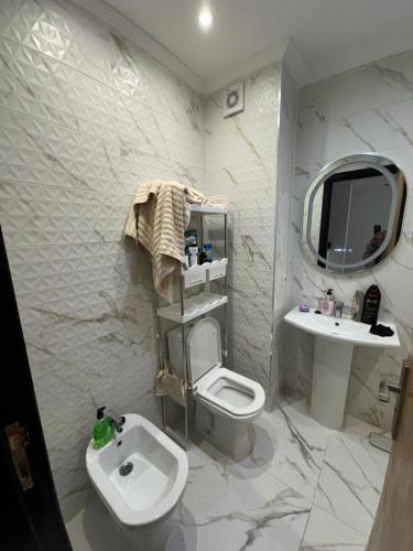 Et badeværelse på Appartement adil résidence beralmar avec jardin terasse