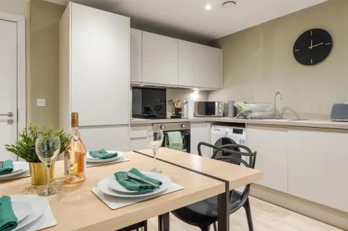 Richmond Row Apartments - Free On-Site Parking, WiFi & EV photo 78