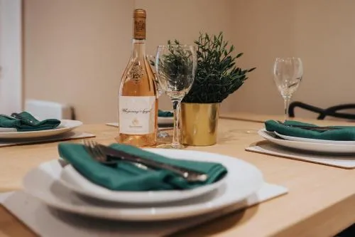 Richmond Row Apartments - Free On-Site Parking, WiFi & EV photo 113