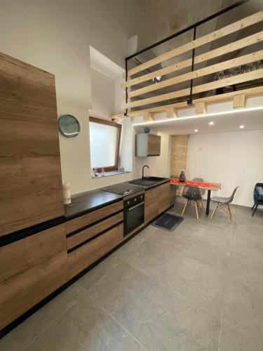 梅萨涅Suite La Madonnina的一个带木制橱柜和桌子的厨房