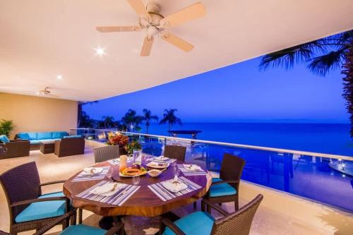 Fotografija v galeriji nastanitve Luxury Beachfront Condo Ocean View & Infinity Pool v mestu Punta Mita