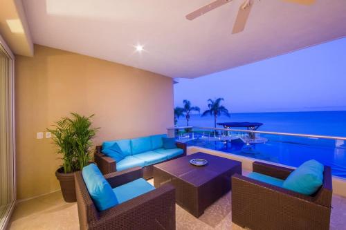 Bazen v nastanitvi oz. blizu nastanitve Luxury Beachfront Condo Ocean View & Infinity Pool
