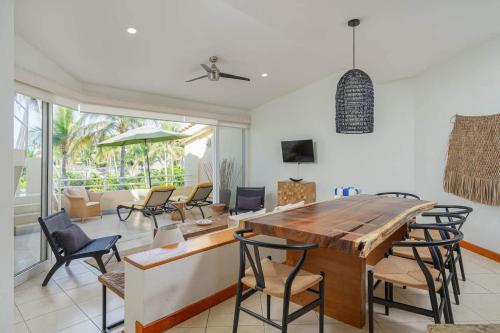 Televiisor ja/või meelelahutuskeskus majutusasutuses Faro de Mita Luxe 3BR Condo & Ocean Views