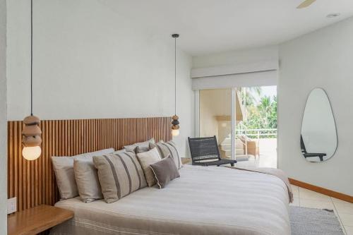 Voodi või voodid majutusasutuse Faro de Mita Luxe 3BR Condo & Ocean Views toas