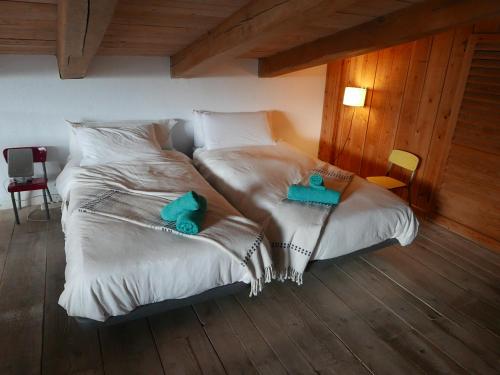 Un dormitorio con dos camas con toallas encima. en Cadaqués Wonderful views central and calm tree house, en Cadaqués