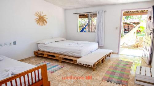 ein Schlafzimmer mit zwei Betten und einem Fenster in der Unterkunft Pouso da Pardoca in Santa Cruz