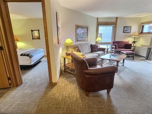 Χώρος καθιστικού στο Cozy 1 bed end unit ski in ski out condo