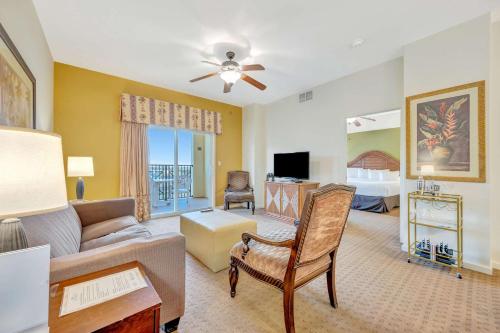 Vineland2BR Fireworks View with Pool & Spa 5 Minutes to Disney的带沙发、电视和床的客厅