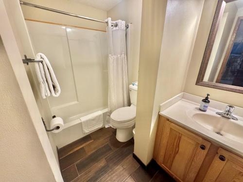 Ένα μπάνιο στο Cozy 1 bed end unit ski in ski out condo