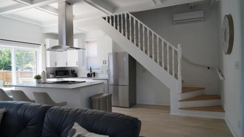 Nhà bếp/bếp nhỏ tại Water View - Modern Cottage in Niagara-on-the-Lake