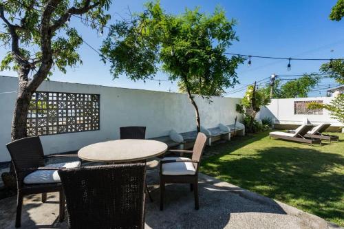 Κήπος έξω από το Cozy Studio Steps from Beach & Surf